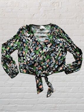 💕 🆕 H&M v-neck floral print button down tie hem long sleeve blouse
